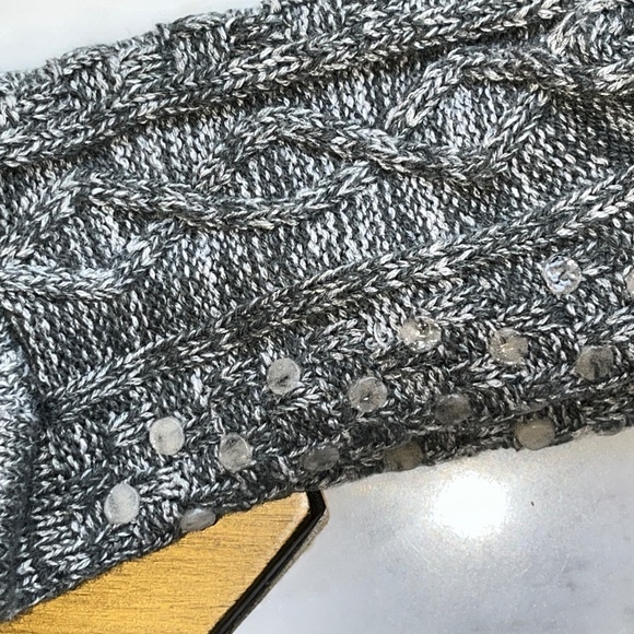 Guess TV/reading socks, cozy, green & white, with pom-poms. - Picture 4 of 7